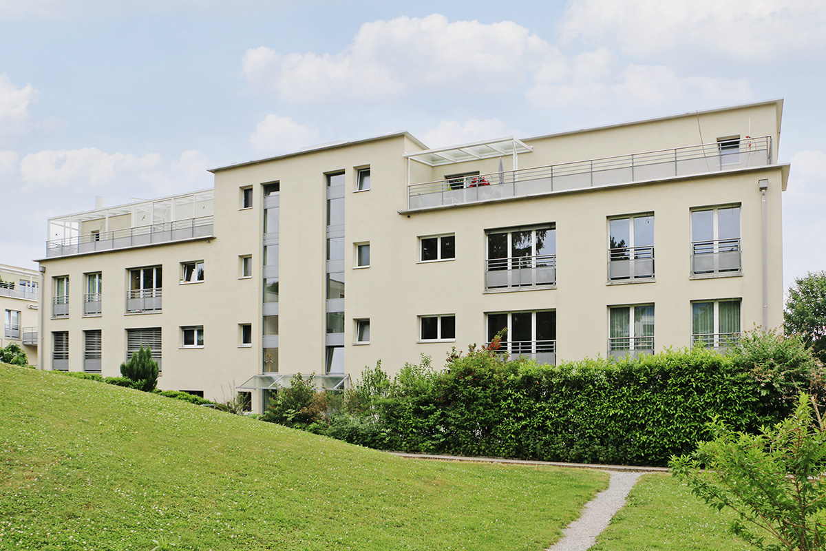 Modernes Mehrfamilienhaus mit Dachterrassen