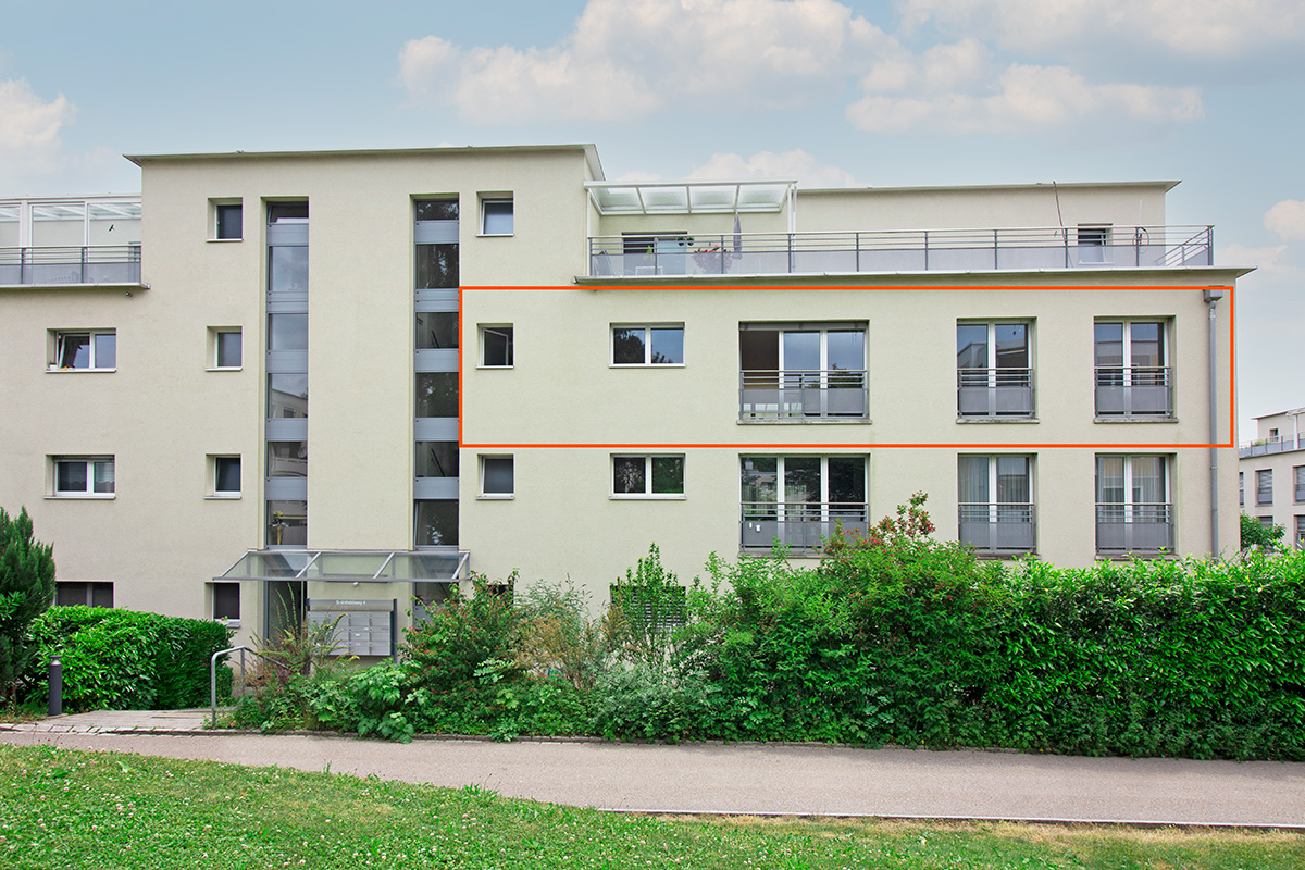 Modernes Mehrfamilienhaus mit Balkonfront