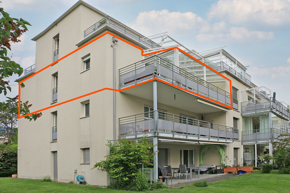 Mehrgeschossiges Wohngebäude mit Balkonen