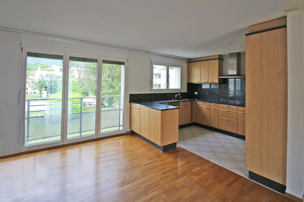 Offener Wohnbereich mit Küche und Balkon