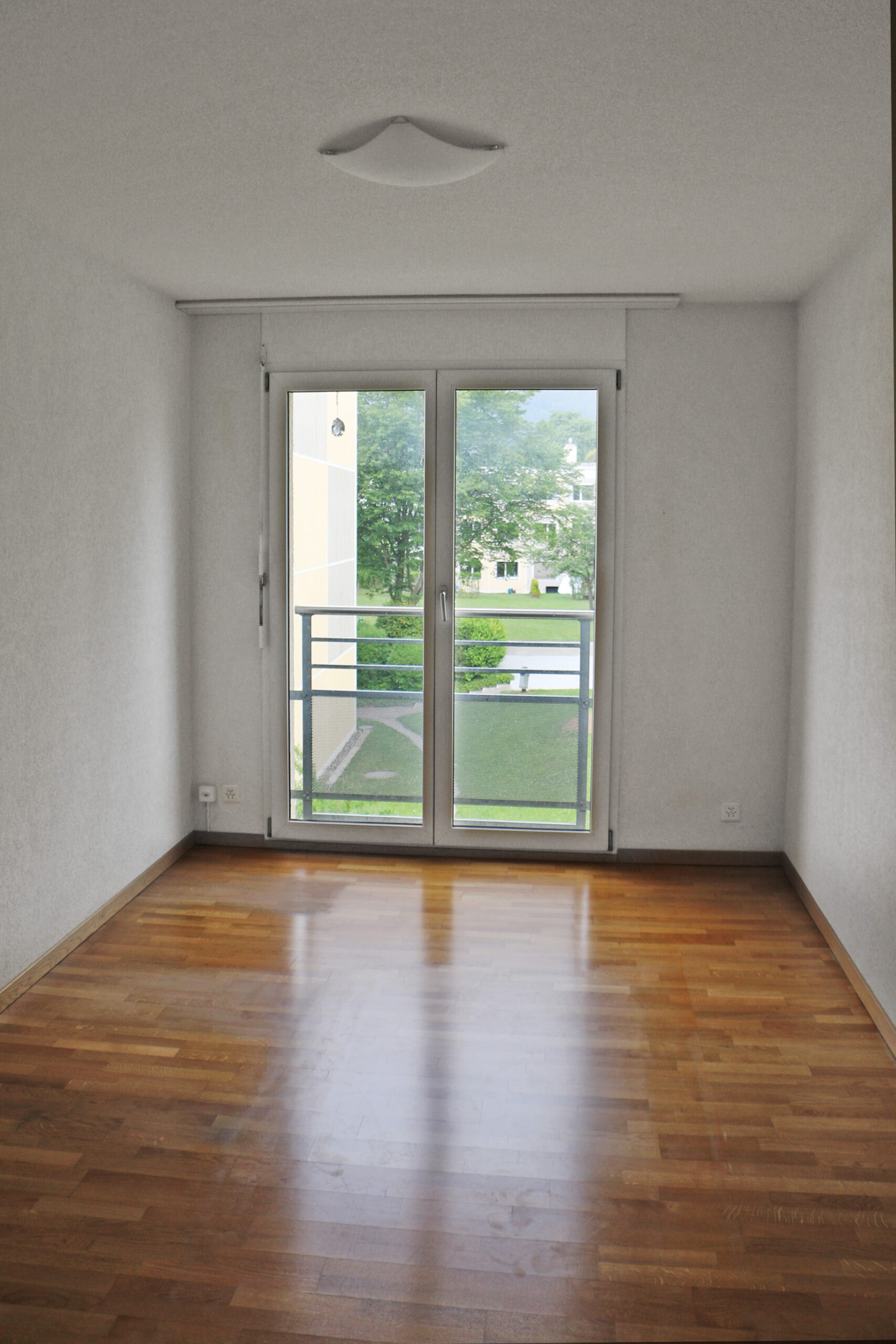 Leerer heller Raum mit Balkonblick
