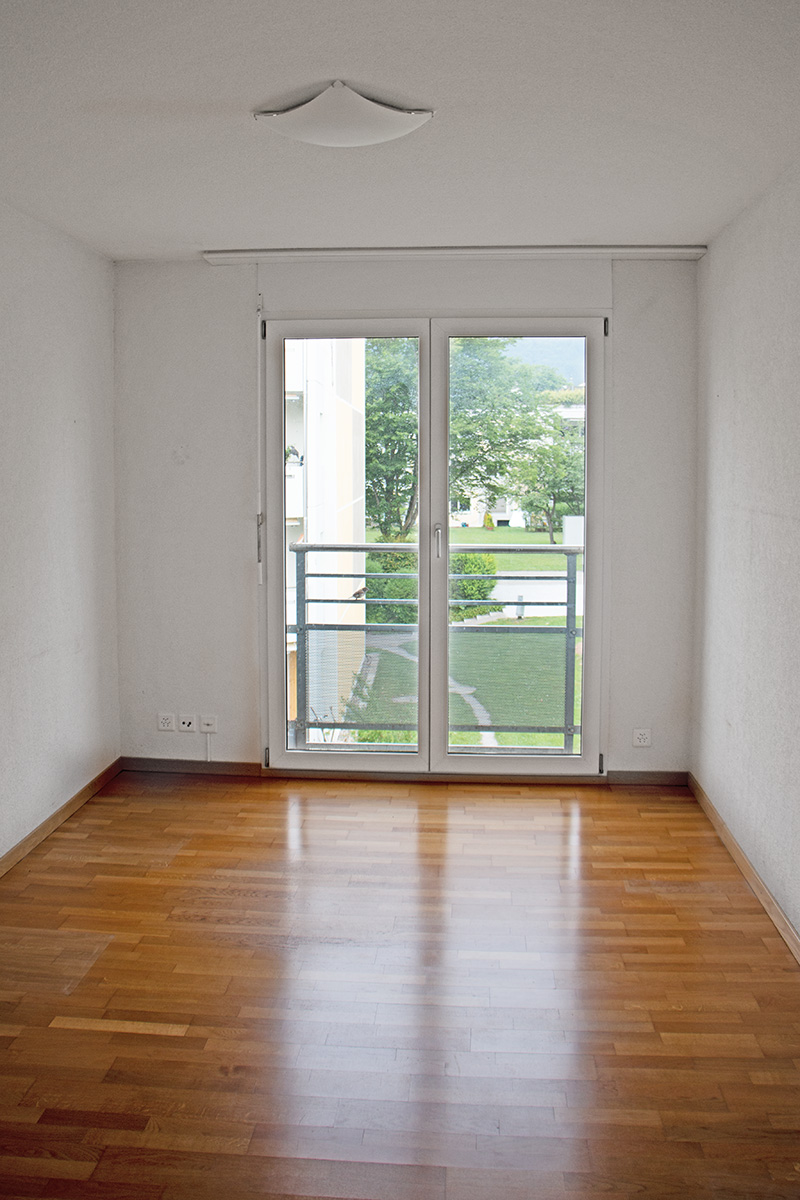 Leerer Raum mit Balkonblick