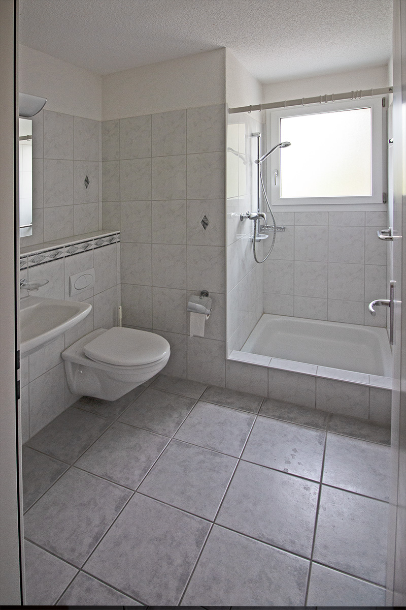 Badezimmer mit Badewanne und WC