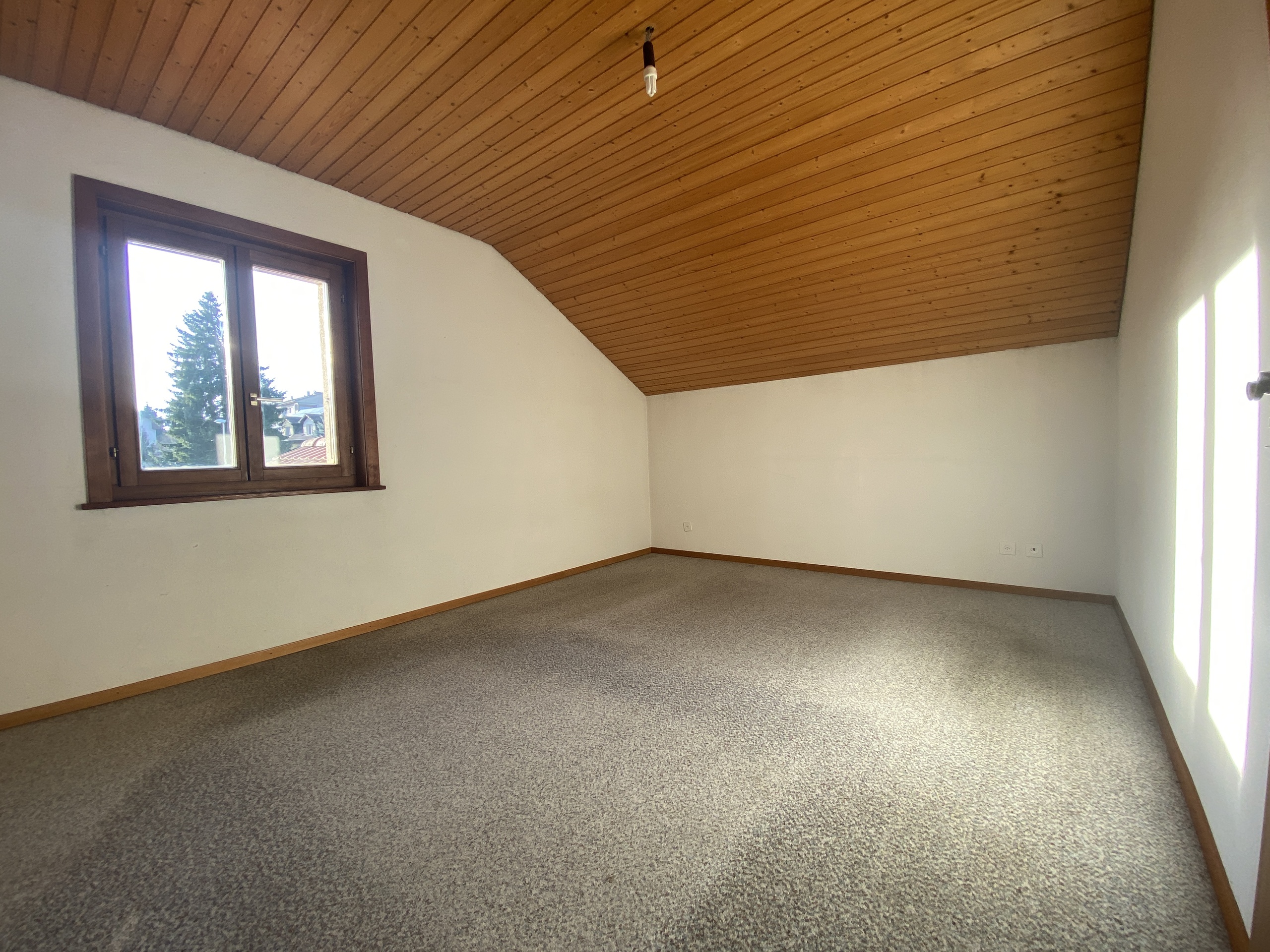 Leerer Dachraum mit Holzdecke