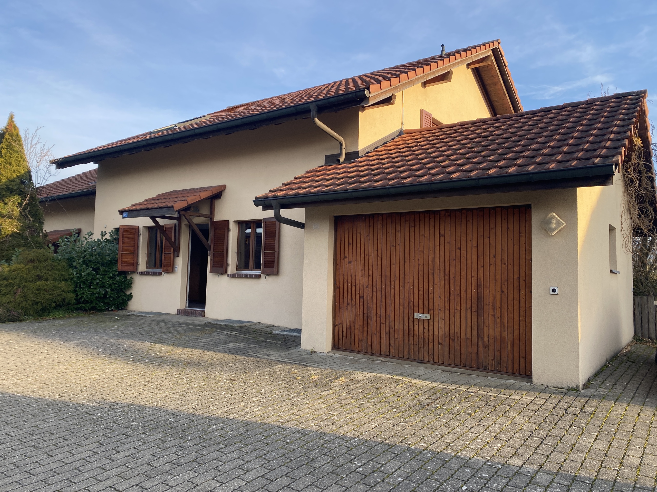 Freistehendes Haus mit Garage