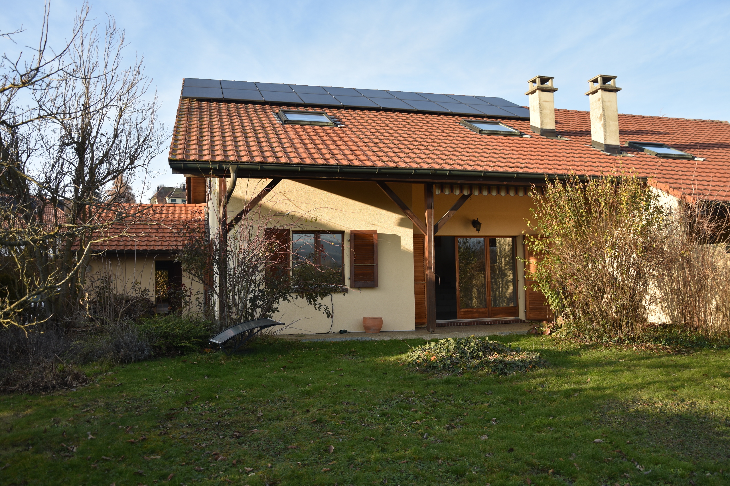 Einfamilienhaus mit Solardach und Garten