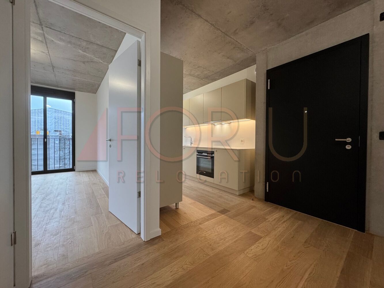 Moderne Wohnküche mit Flur und Zugang zu einem Zimmer