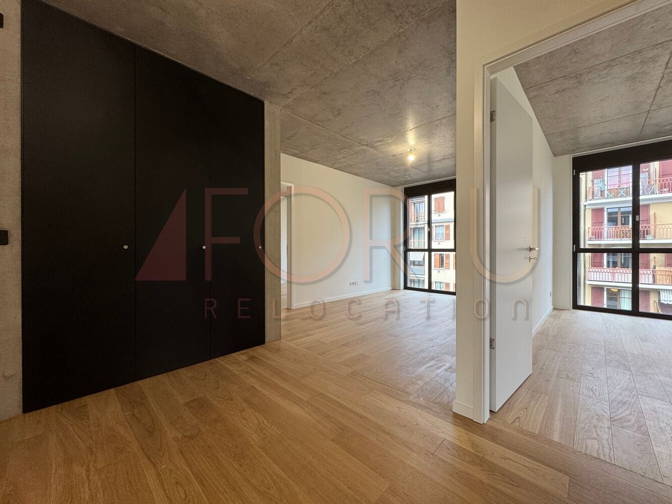 Modernes Apartment mit bodentiefen Fenstern