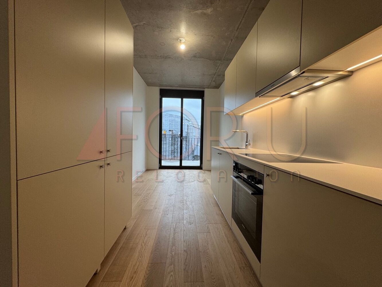 Moderne schmale Küche mit Fensterfront