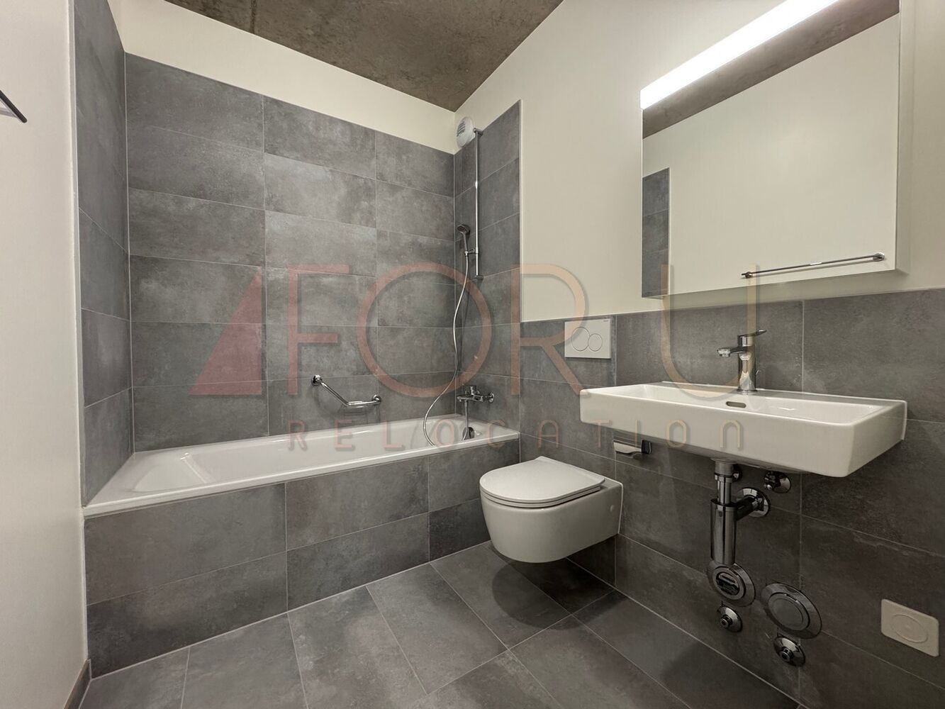 Modernes Badezimmer mit Badewanne und wandhängendem WC