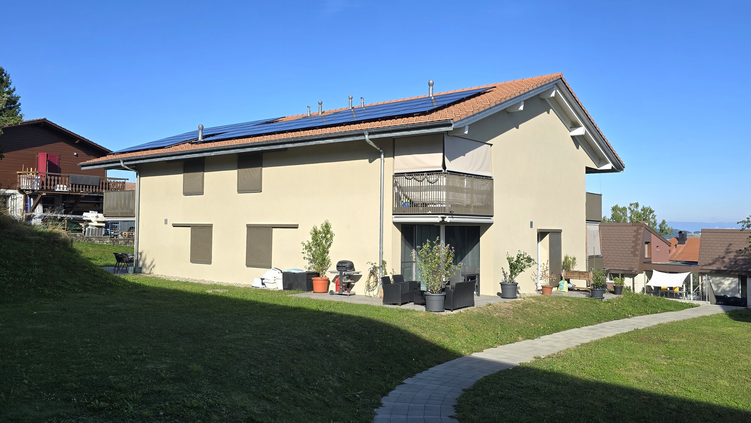 Außenansicht eines Einfamilienhauses mit Garten