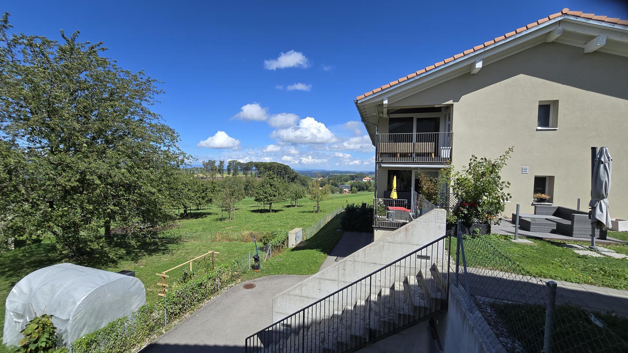 Haus mit Terrasse und weitem Grünblick