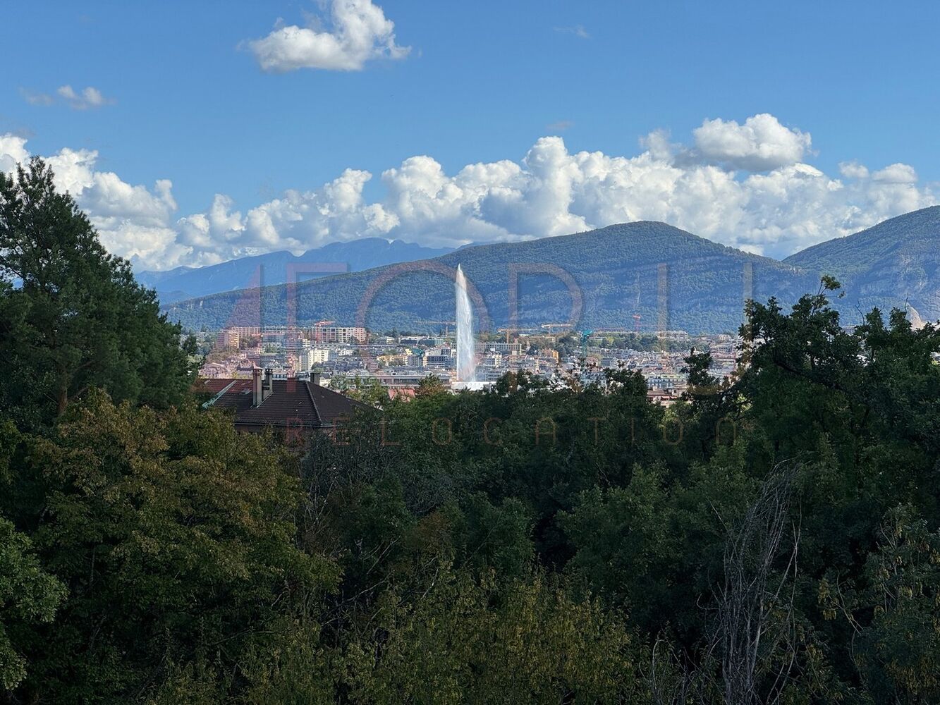Stadt- und Bergblick mit Springbrunnen