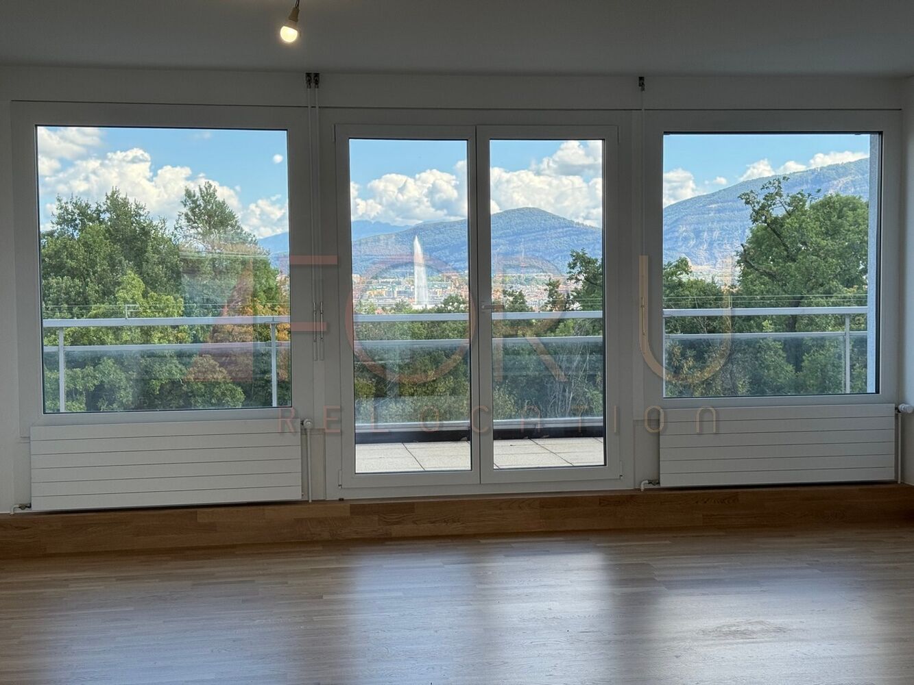 Wohnraum mit Panoramafenstern