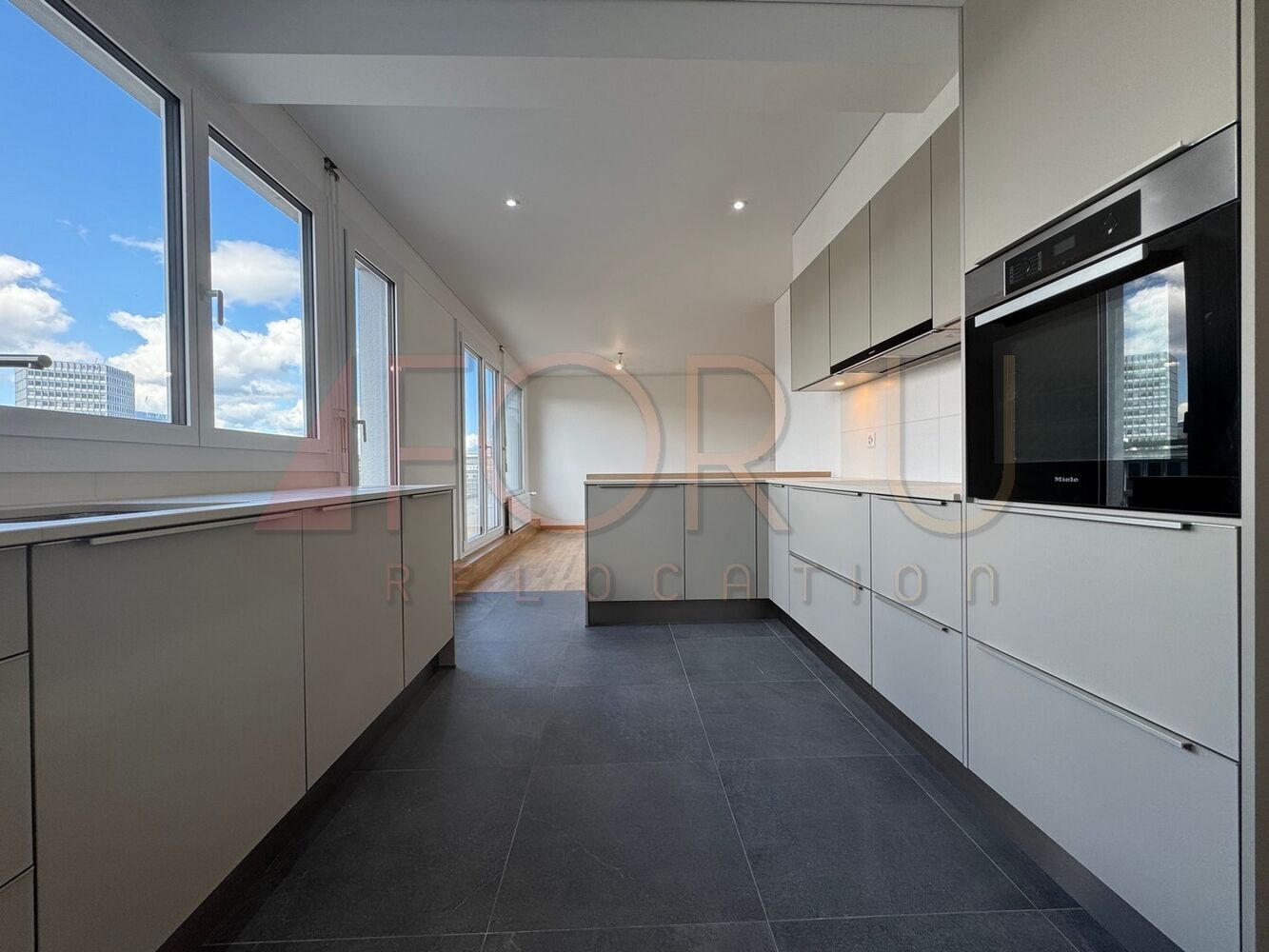 Moderne Küche mit Blick ins Freie