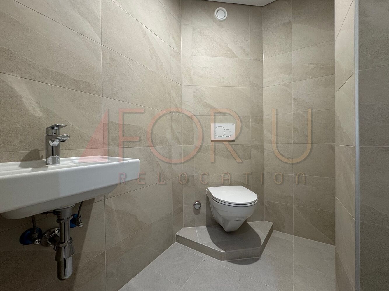 Modernes Gäste-WC mit Wand-WC