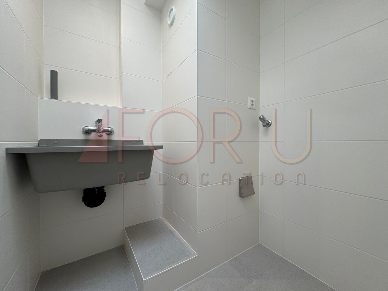 Modernes kleines Bad mit Dusche