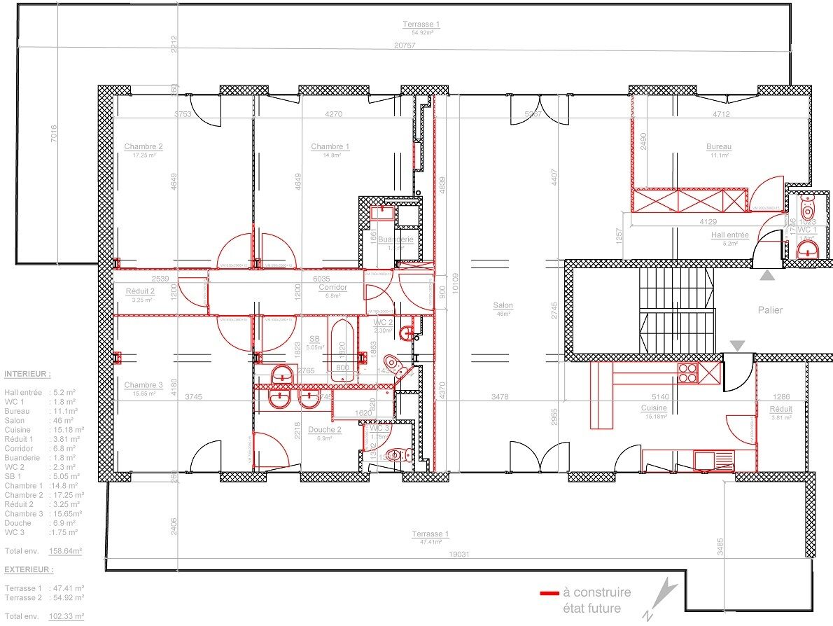 Grundriss einer Wohnung mit mehreren Zimmern, Terrassen und Nebenräumen