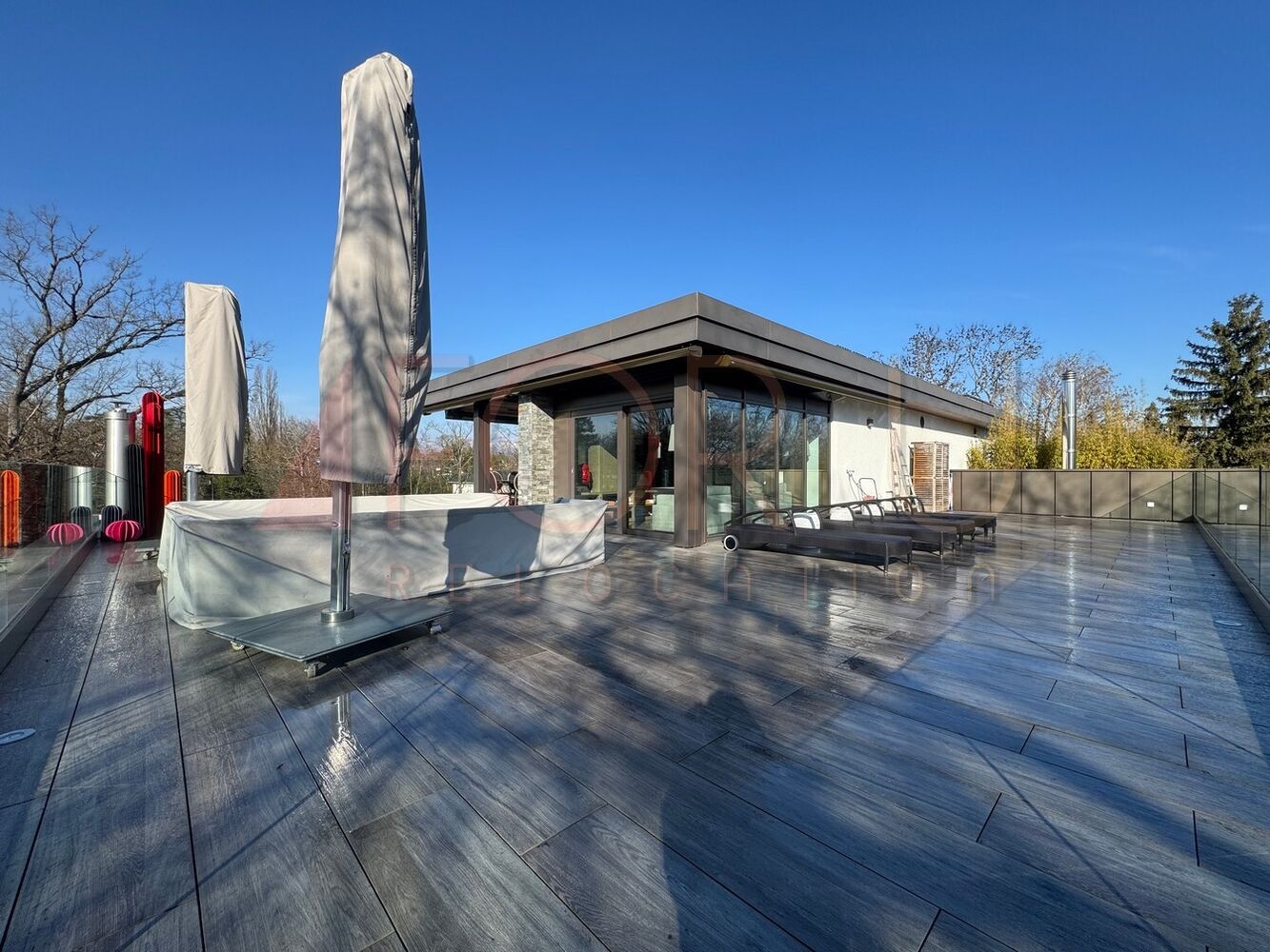 Dachterrasse mit Whirlpool und Liegen