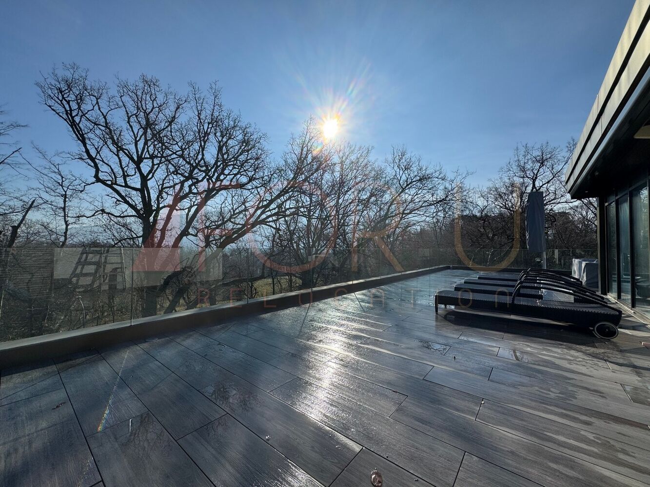 Dachterrasse mit Sonnenlicht