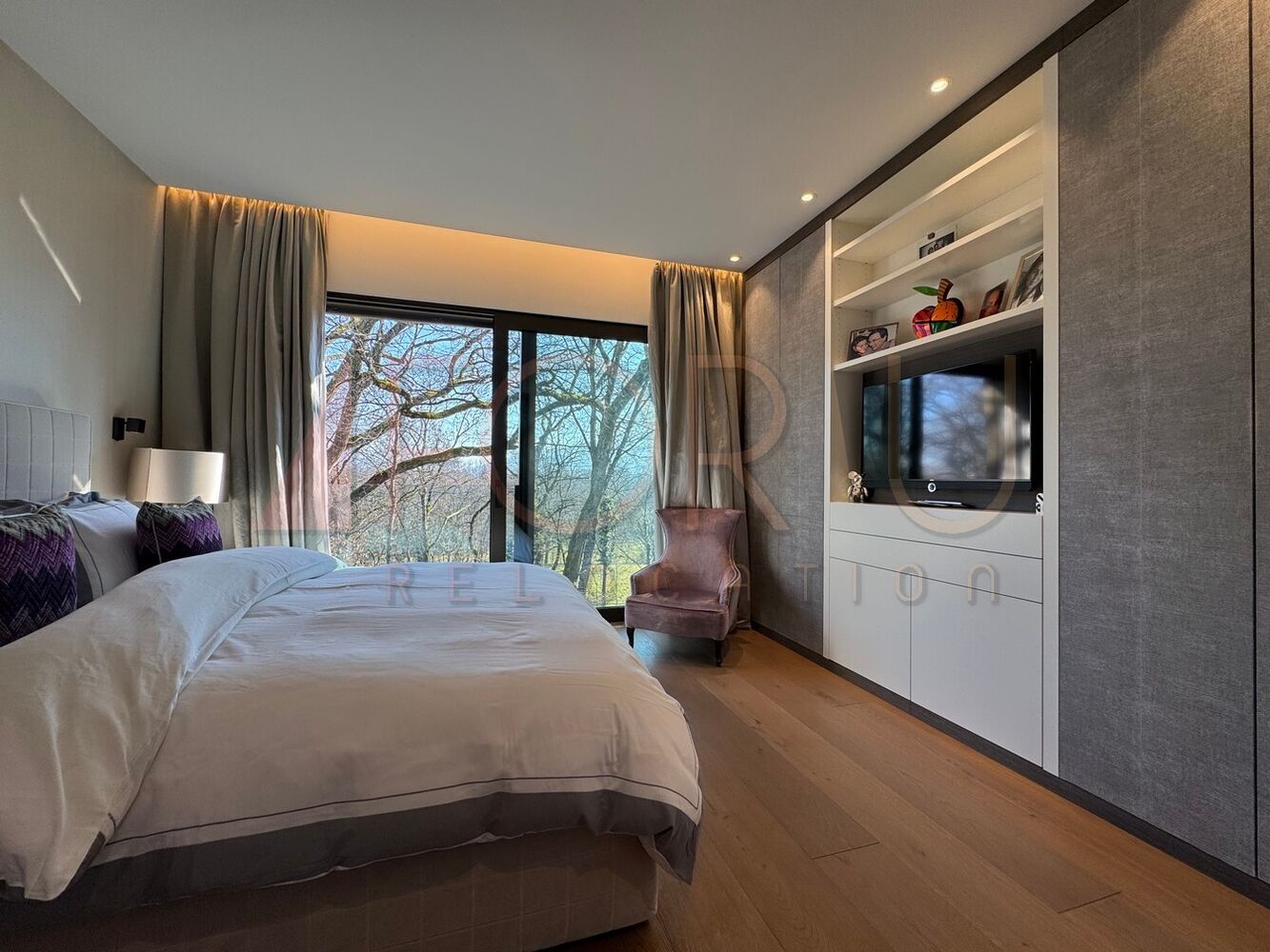 Modernes Schlafzimmer mit großen Schiebetüren und Einbauschrank