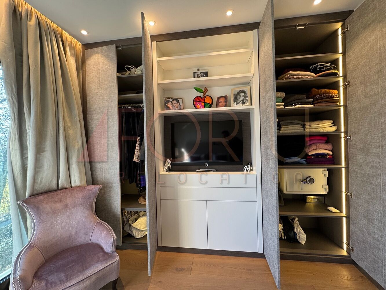 Begehbarer Kleiderschrank mit integriertem TV