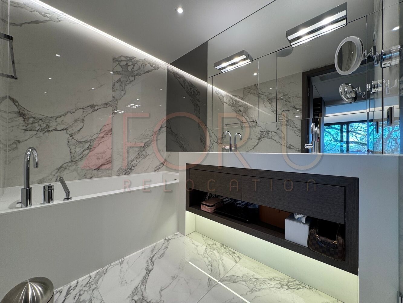 Luxuriöses Badezimmer mit Marmoroptik