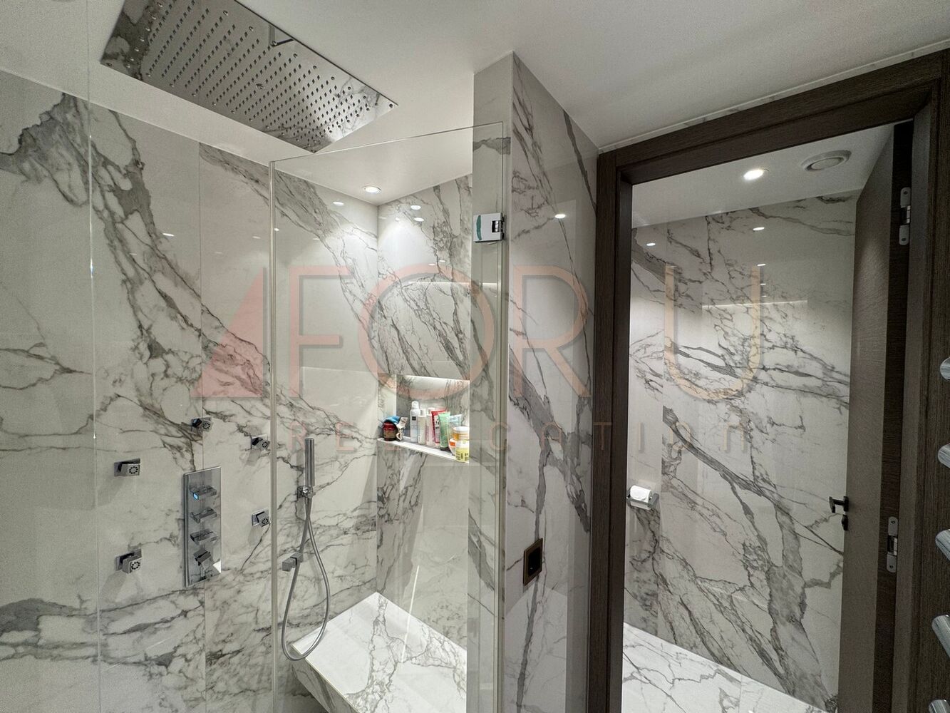 Modernes Badezimmer mit Marmormaserung