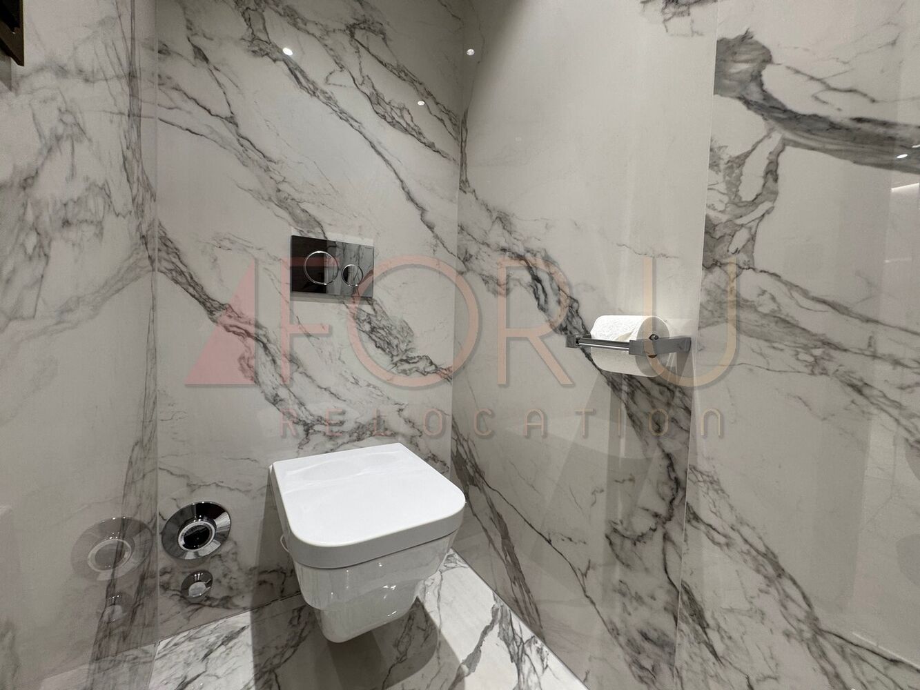 Luxuriöses WC mit Marmoroptik