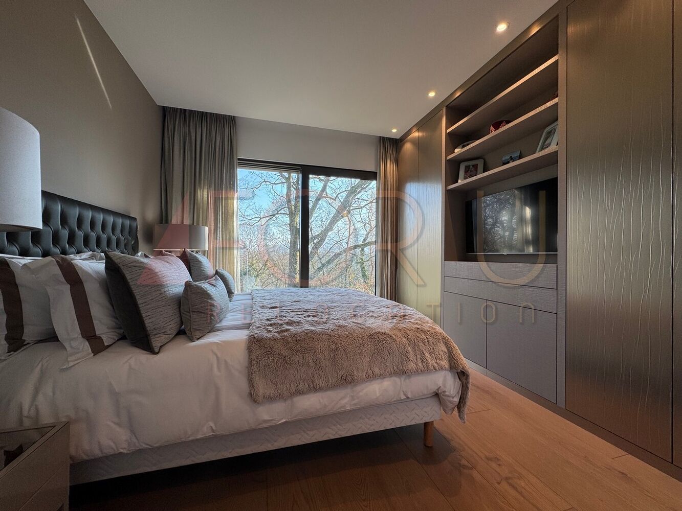 Modernes Schlafzimmer mit großem Fenster