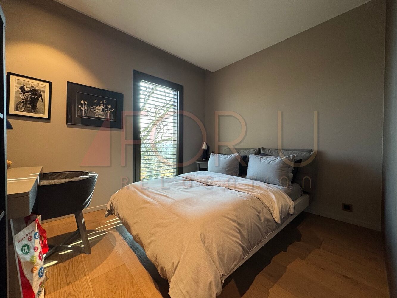 Modernes Schlafzimmer mit Fenster und Arbeitsplatz