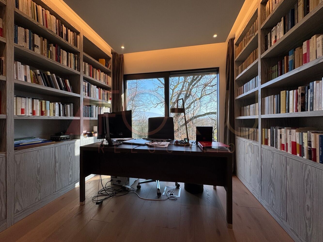 Bibliothek/Arbeitszimmer mit großem Fenster