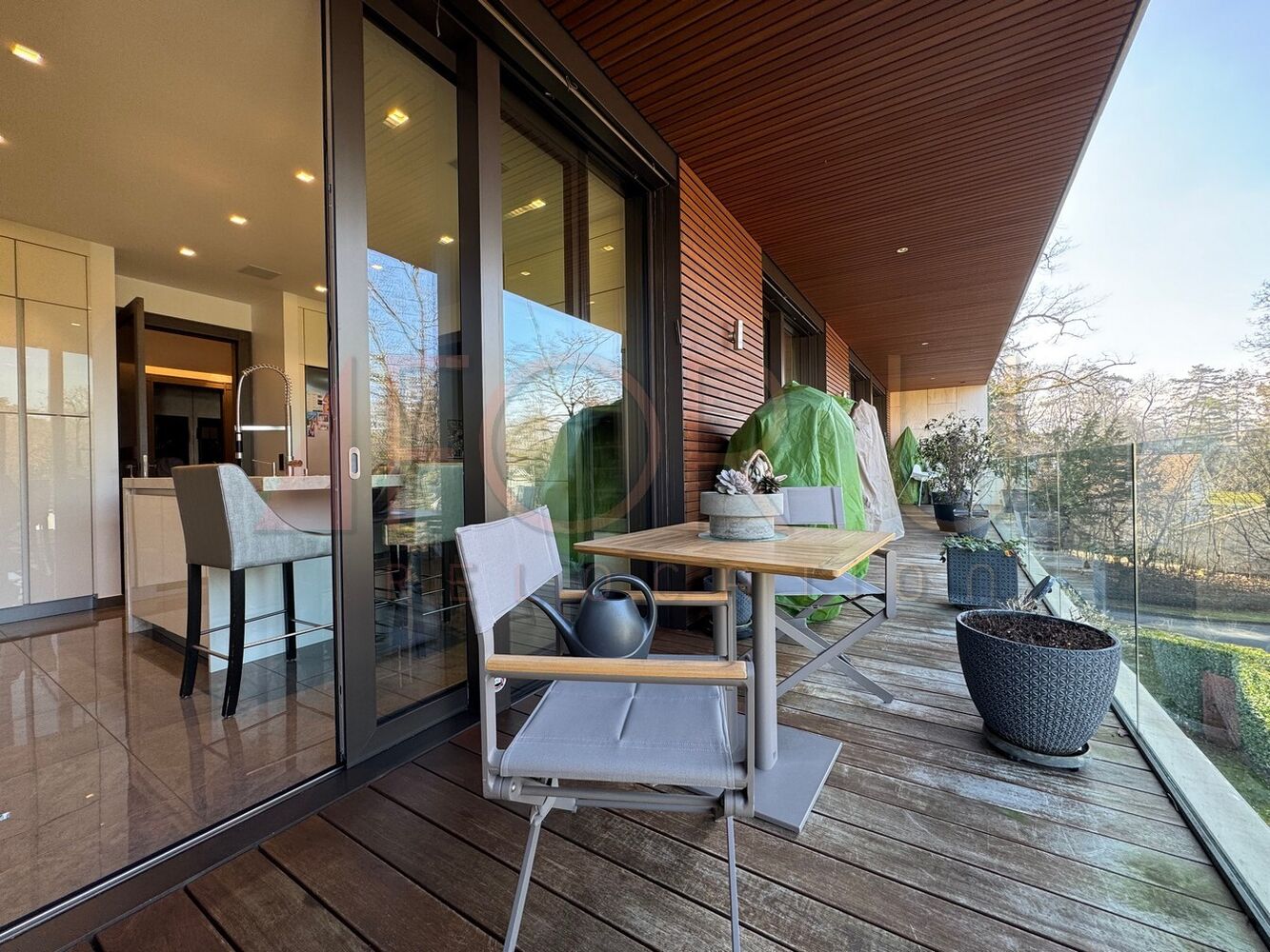 Moderne Terrasse mit Blick ins Haus