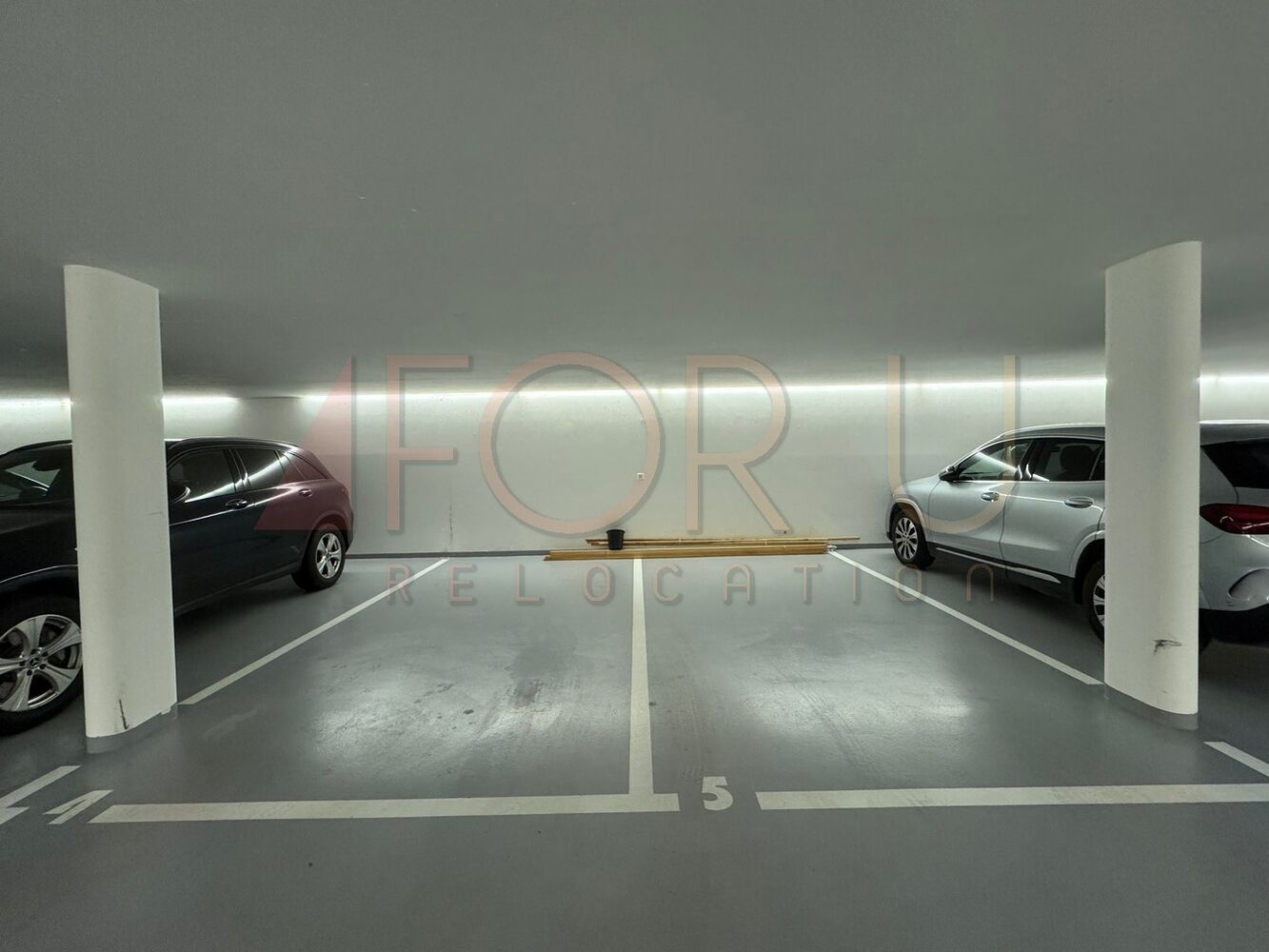 Tiefgaragenstellplatz mit zwei geparkten Autos