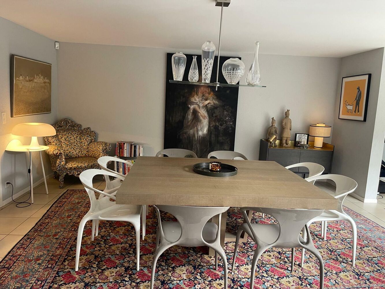 Esszimmer mit großem Teppich und Designerstühlen