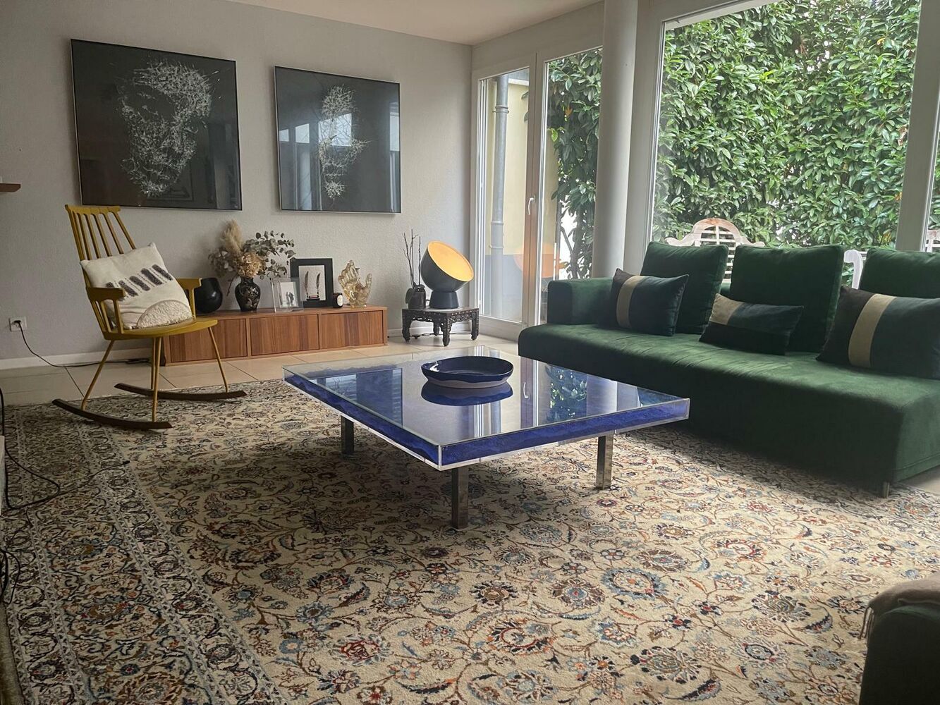 Gemütliches Wohnzimmer mit Gartenblick
