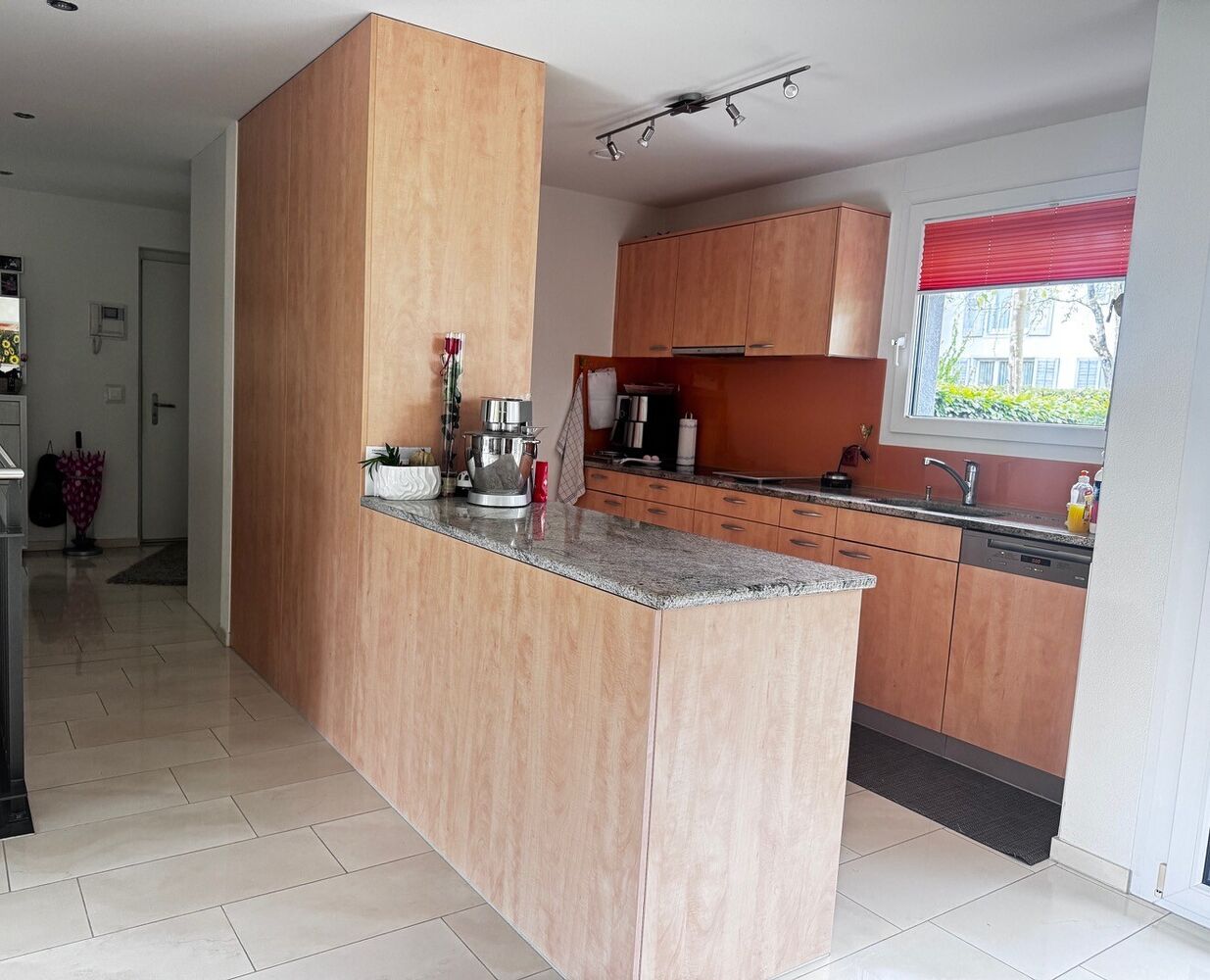 Moderne Küche mit Holzfronten und Frühstückstheke