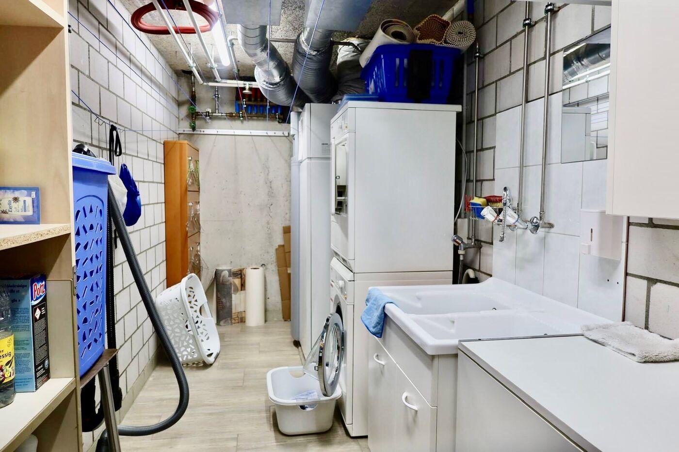 Hauswirtschaftsraum mit Waschmaschine und Trockner
