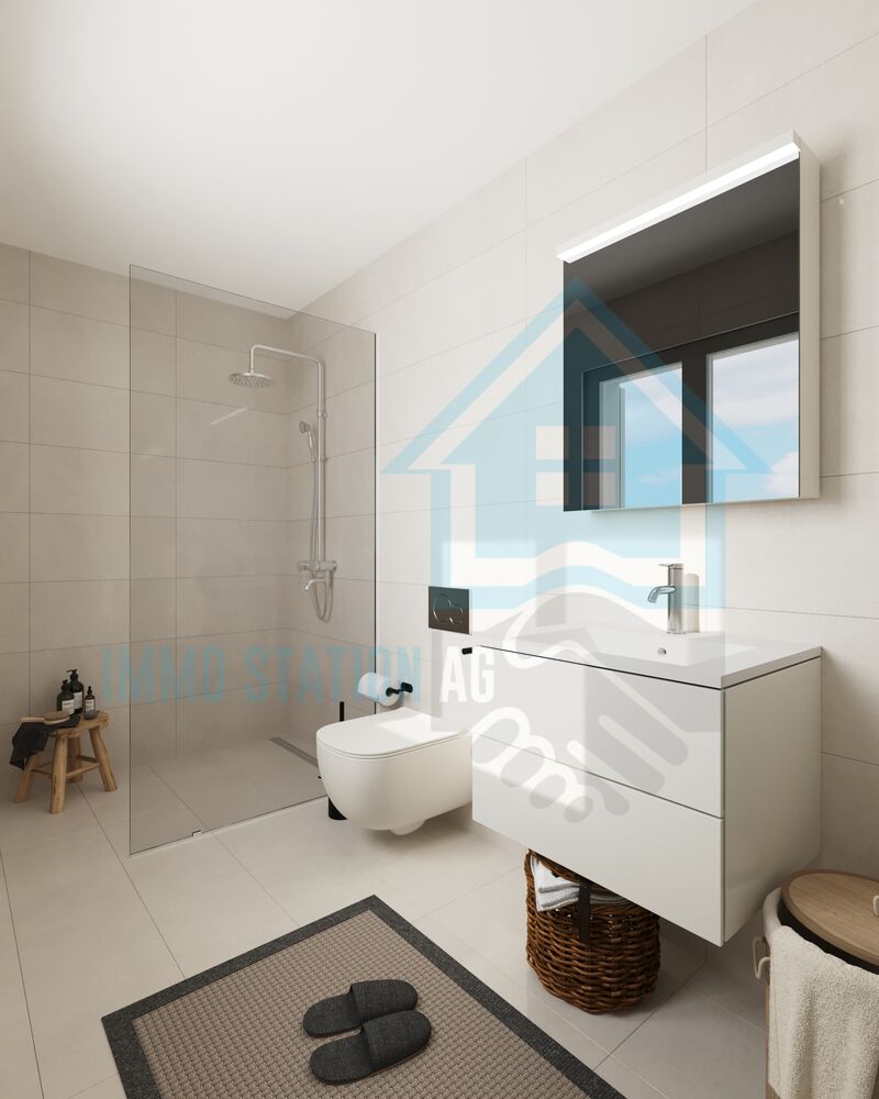 Modernes Badezimmer mit begehbarer Dusche