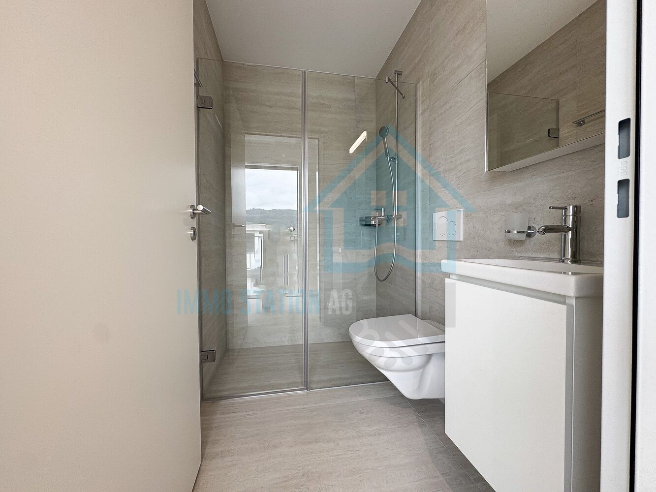 Modernes Bad mit Dusche und WC