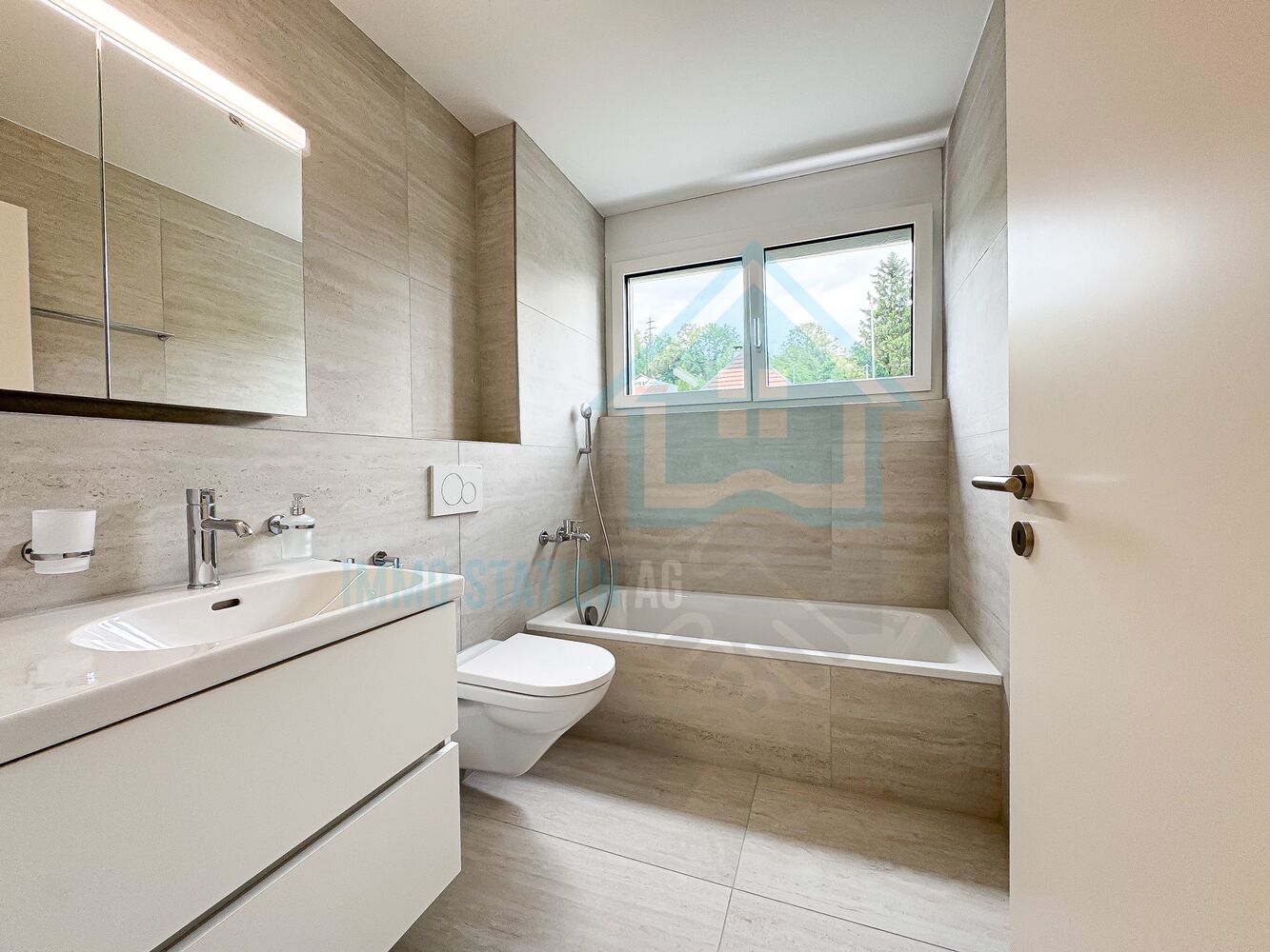 Modernes Badezimmer mit Badewanne und Fenster