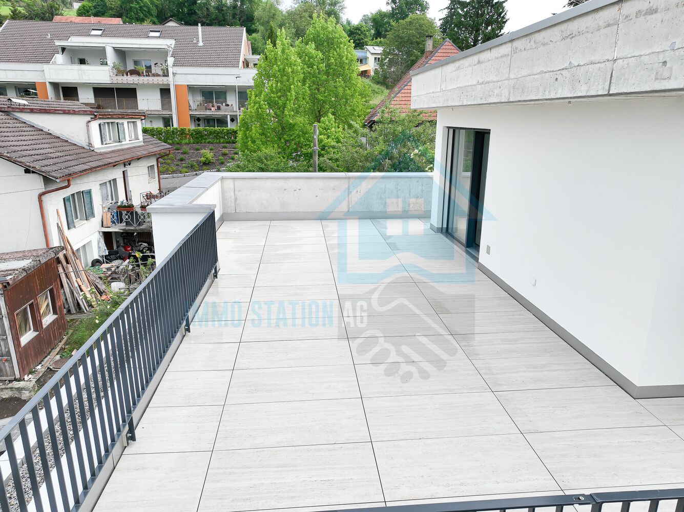 Große Dachterrasse mit Blick ins Wohnumfeld
