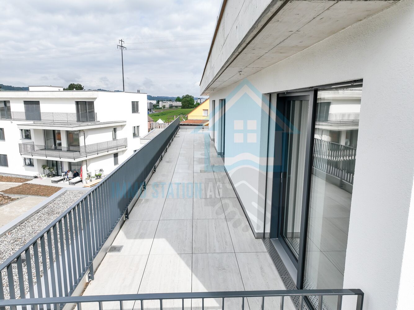 Großer Balkon mit Blick auf Nachbargebäude