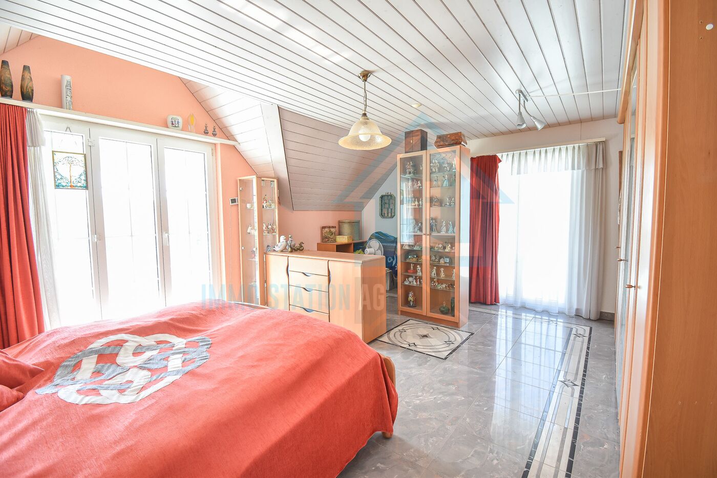 Helles Schlafzimmer mit Dachschrägen