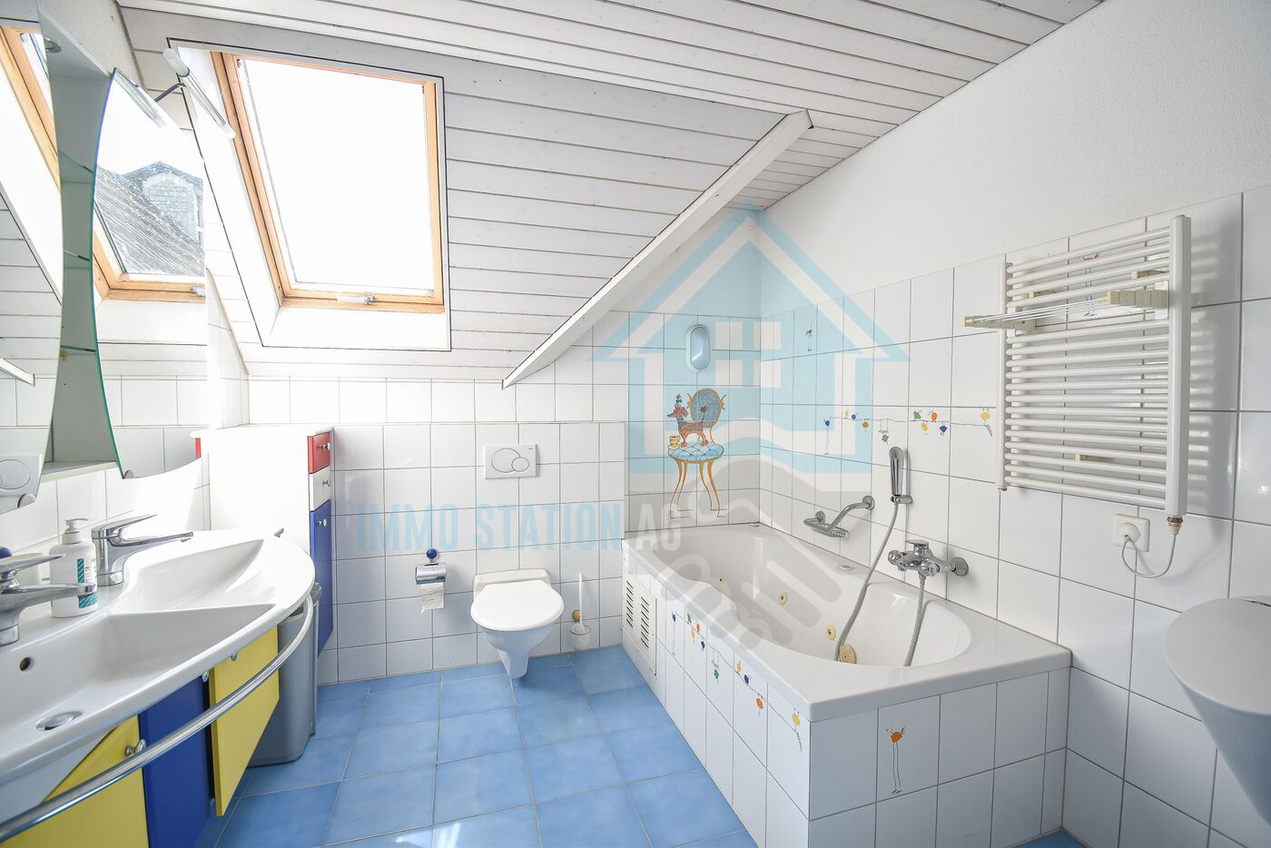 Badezimmer mit Dachfenstern