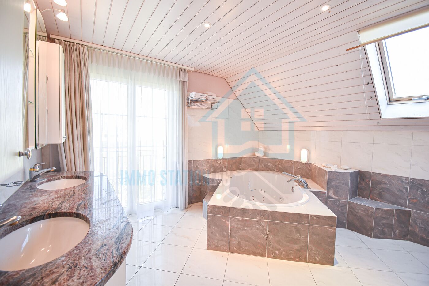 Helles Badezimmer mit Dachschräge und Whirlpool