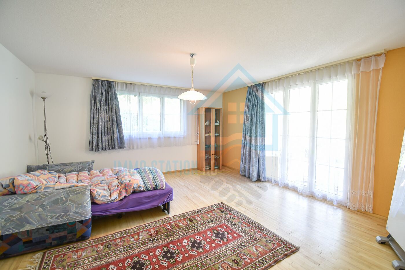 Helles Wohnzimmer mit großen Fenstern