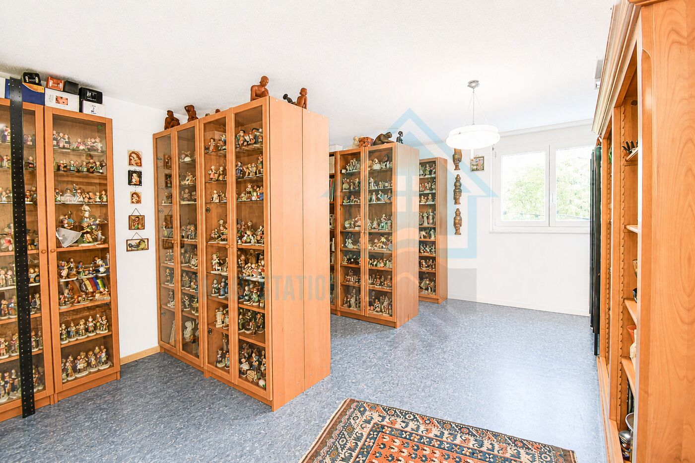 Sammlungszimmer mit Vitrenschränken