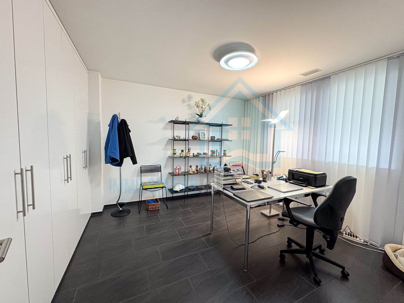 Modernes Arbeitszimmer mit Einbauschrank und Schreibtisch