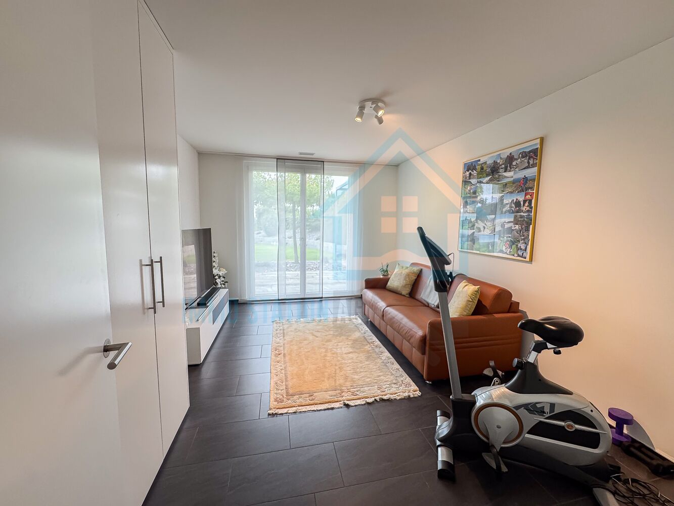 Moderner Wohnraum mit Blick in den Garten